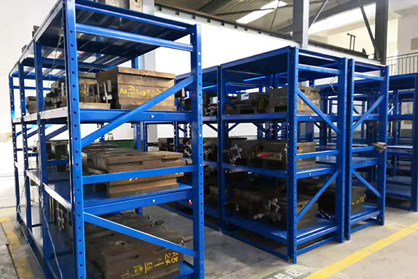 模具貨架上放滿模具